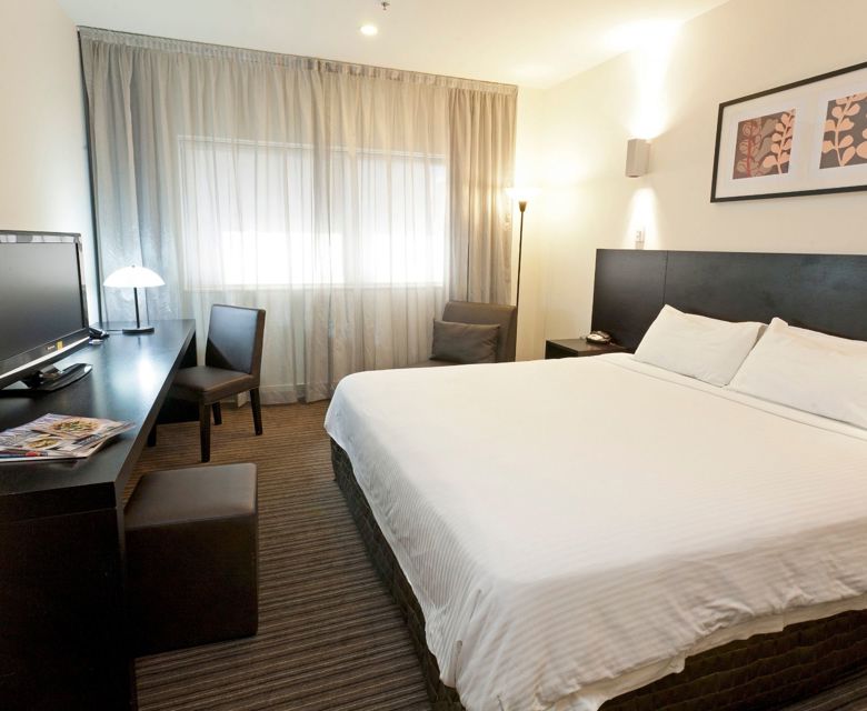 Causeway 353 Hotel Melbourne Deluxe King Room