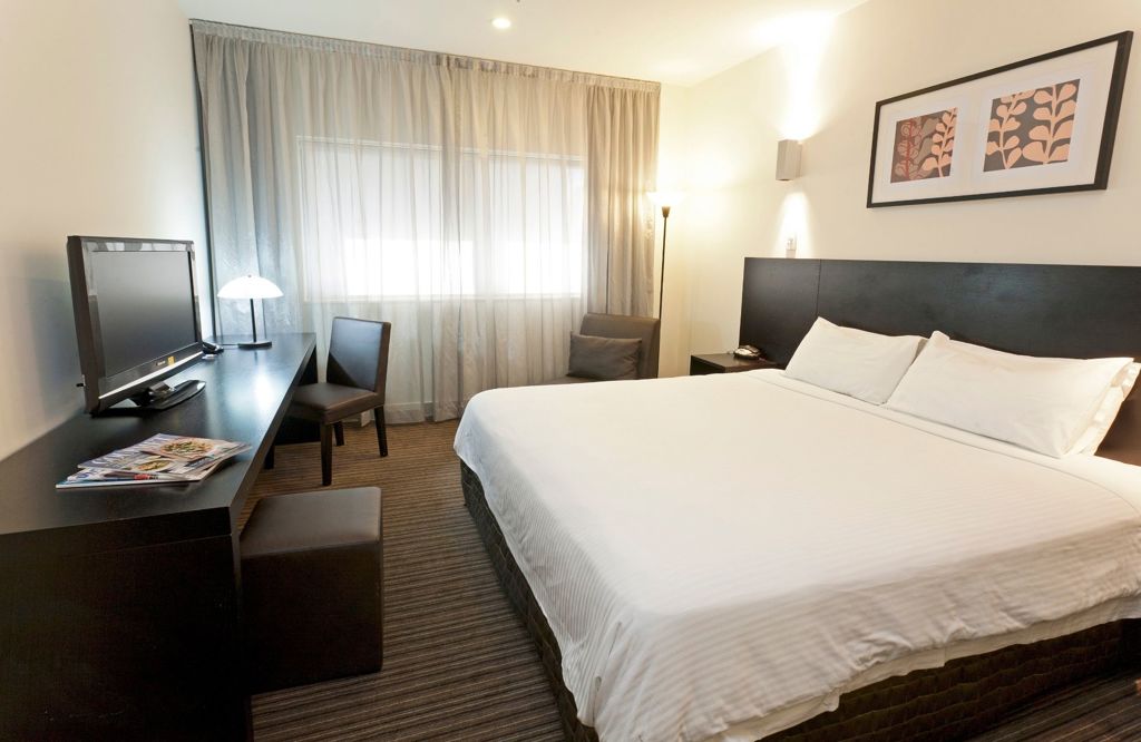 Causeway 353 Hotel Melbourne Deluxe King Room