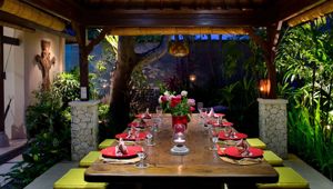 Villa Kakatua - Dining room table at night