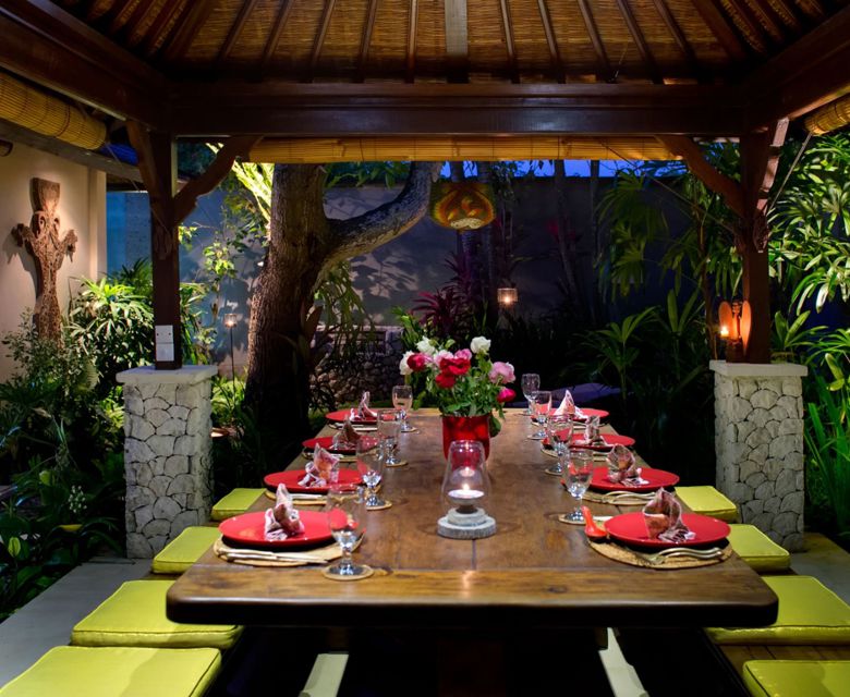 Villa Kakatua - Dining room table at night