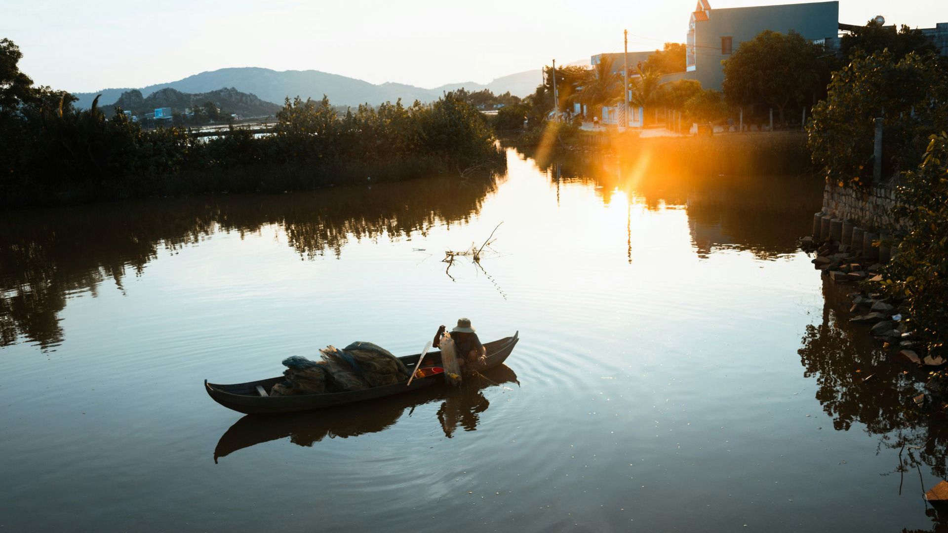 Small boat on lake in Vietnam - Image credit: Unsplash/Zuyet Awarmatik