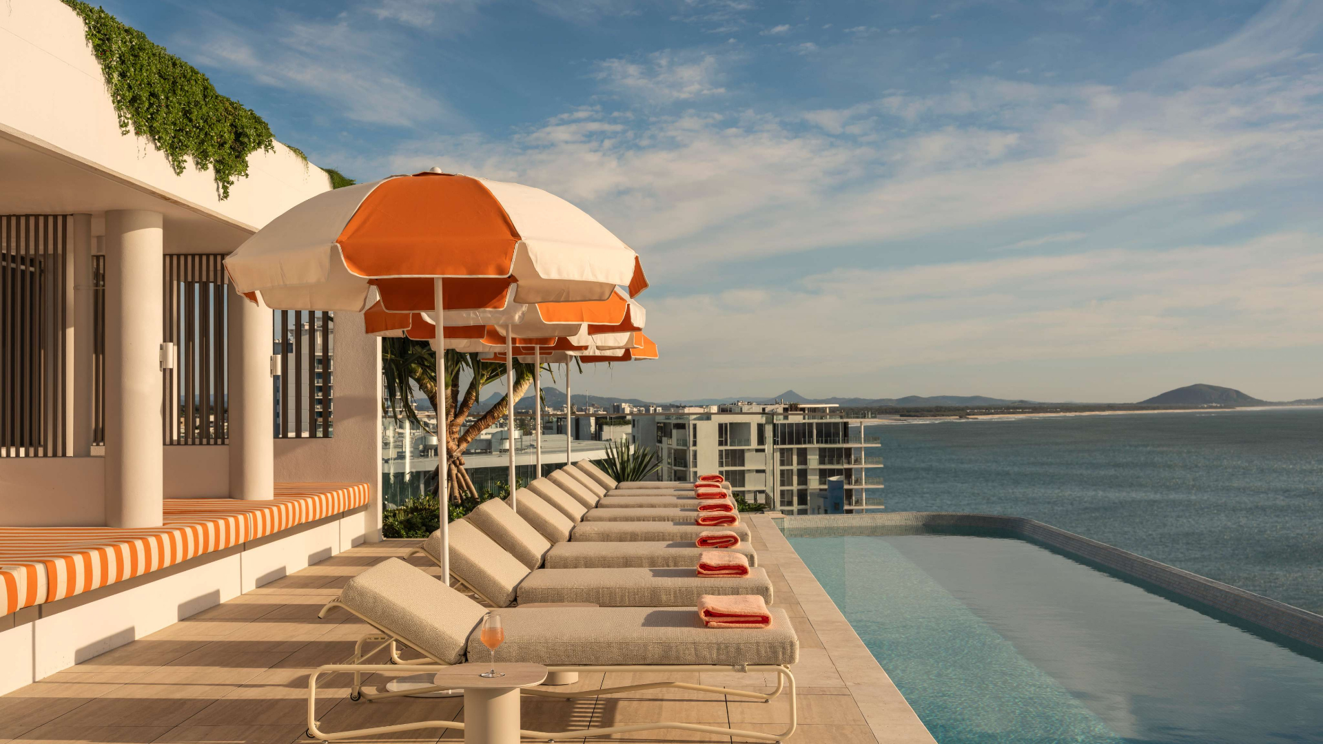 Avani Mooloolaba Beach Hotel - pool 2