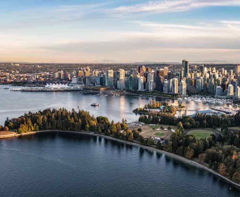 01038_201809_VancouverCoal HarbourStanley ParkAerial © Tourism Vancouver & Albert Normandin