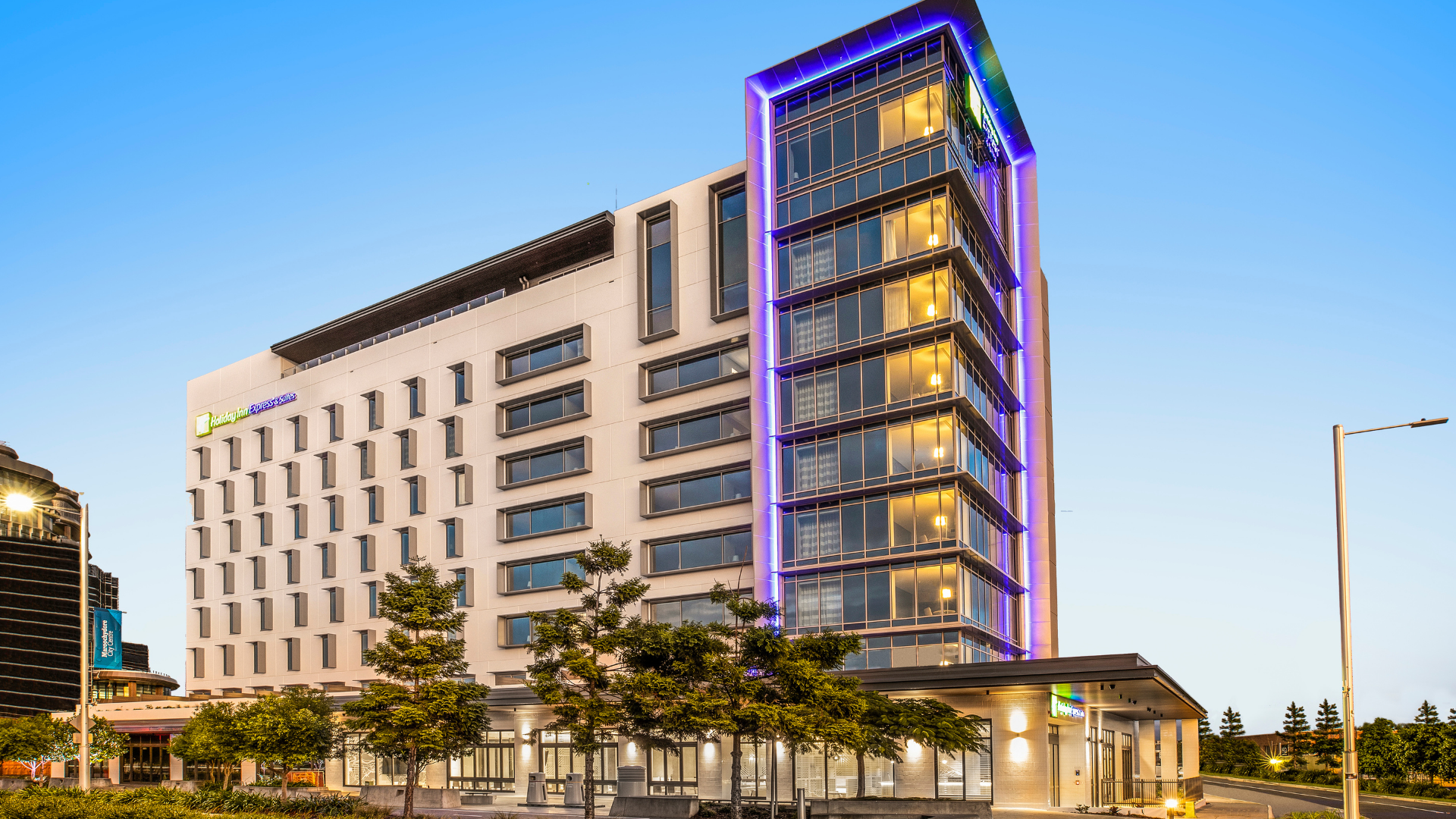Holiday Inn Express & Suites Sunshine Coast -  Exterior 