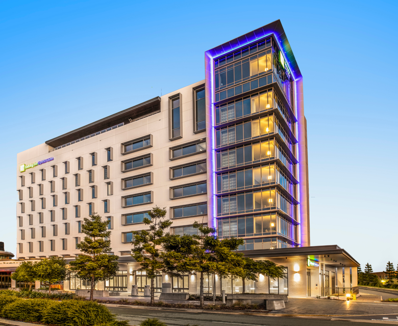 Holiday Inn Express & Suites Sunshine Coast -  Exterior 