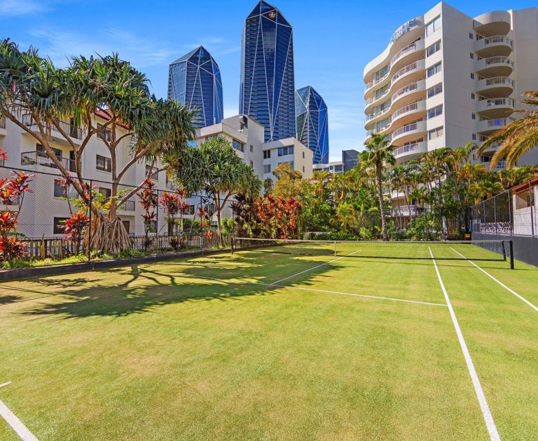 Surf Parade Resort - tennis court