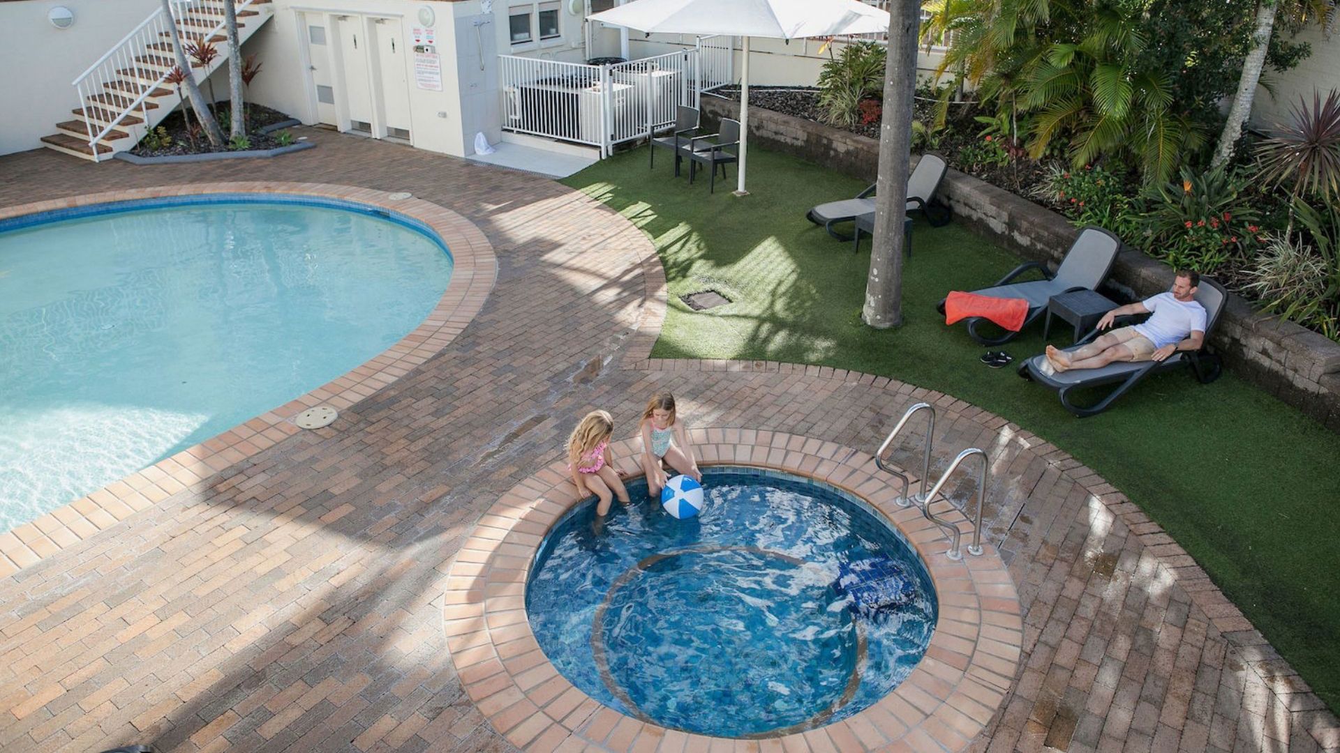 Osprey Holiday Apartments - pool