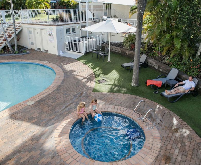 Osprey Holiday Apartments - pool